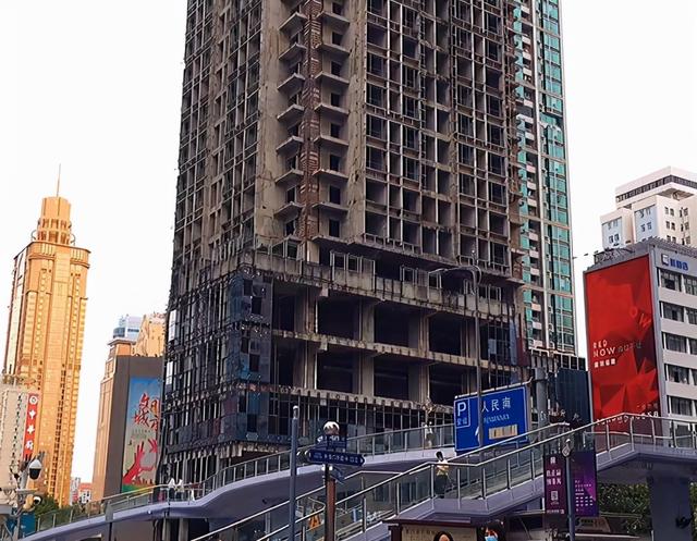 深圳黄金地段有栋“烂尾楼”，荒芜20多年，周边房价涨到了8万